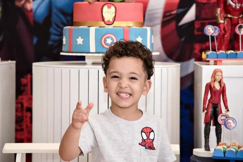 Criança sorrindo em festa no Quintal do Vô
