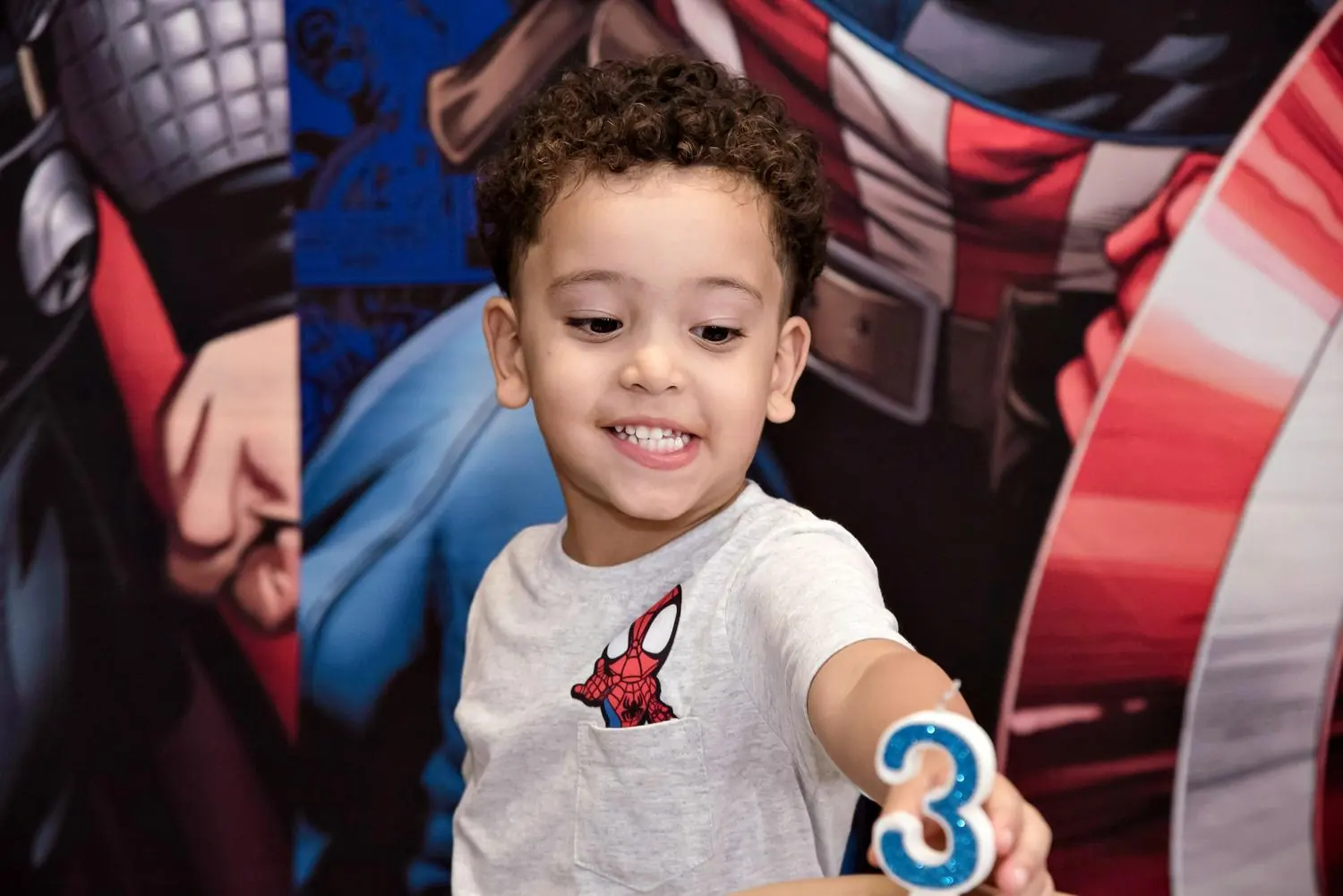 Criança sorrindo em festa no Quintal do Vô