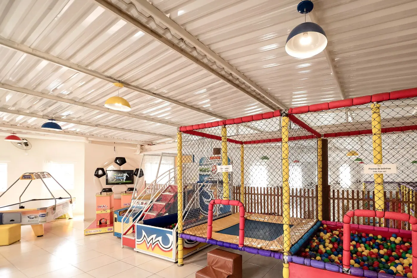 Salão climatizado com brinquedão, piscina de bolinhas e espaço para brincar